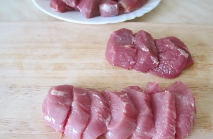 1. Этап. Баранина под соусом: Баранину промойте, обсушите и порежьте порционными кусочками.