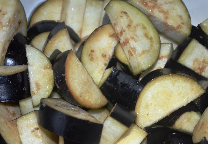 1. Этап. Соте из баклажанов и кабачков: Баклажаны нарежьте кусочками, посолите и дайте постоять, чтобы вышла горечь, а затем промойте проточной водой.