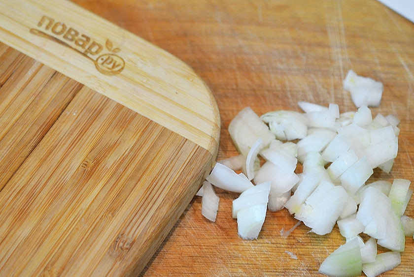 1. Этап. Праздничный салат Яркая фантазия: Лук нарежьте кубиком.