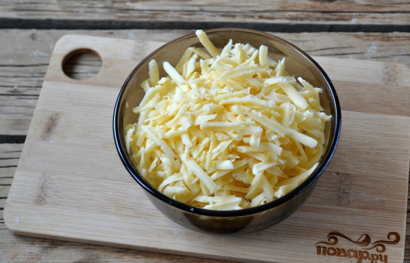 1. Этап. Пирог из слоеного теста с сыром: Сыр натрите на терке среднего размера.