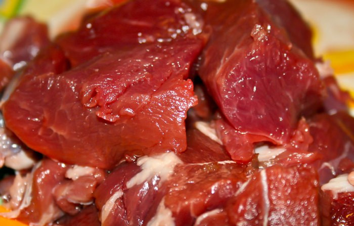 1. Этап. Баранина с макаронами: Нарезаем баранину на не очень крупные кусочки.