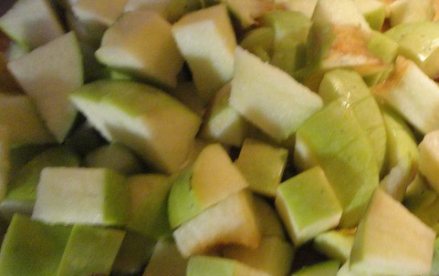 1. Этап. Кутья с яблоками: Тем временем режем яблоки кубиками.