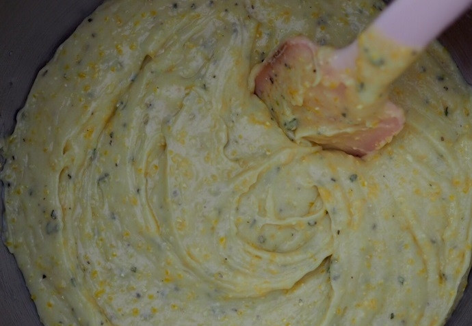 1. Этап. Лимонный пирог с глазурью: 6. Растопите сливочное масло и остудите его до комнатной температуры, затем введите в тесто и перемешайте.