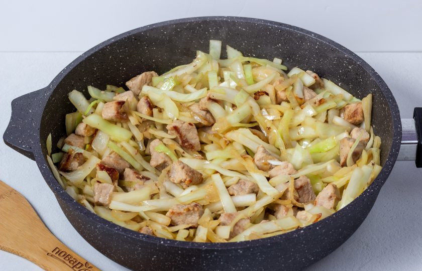 1. Этап. Капуста жареная с мясом на сковороде: Затем добавьте нашинкованную капусту. Как только капуста схватится от жарки - накройте крышкой.