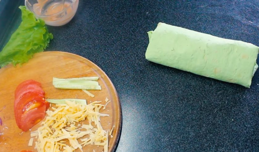 1. Этап. Шаурма (правильное питание): 4. Аккуратно заверните края лаваша и сверните его рулетом. Его можно подогреть в гриле или кушать просто так. Приятного аппетита!