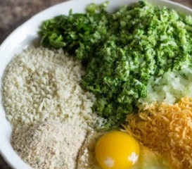 1. Этап. Котлеты из брокколи в духовке: 3. Параллельно до 200 градусов разогрейте духовку. В глубокую мисочку отправьте брокколи, мелко нарезанный или измельченный в блендере лук, вбейте яйцо. По вкусу добавьте соль и перец. Всыпьте панировочный сухари и выложите тертый на мелкой терке сыр.