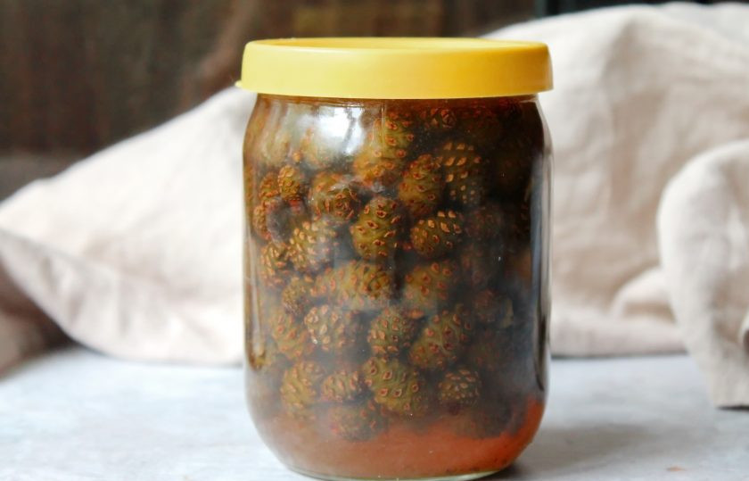 1. Этап. Варенье из сосновых шишек с медом: Разлейте варенье по банкам и закатайте, переверните вверх дном до остывания.