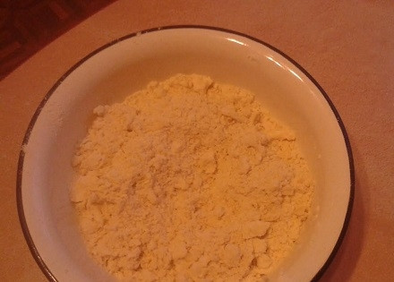 1. Этап. Закрытые тарталетки с курицей и грибами: Руками растираем муку с маслом в крошку.