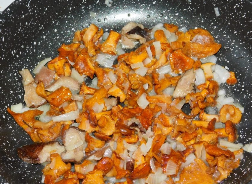 1. Этап. Жареный картофель с грибами в сливочном соусе: Добавьте грибы.