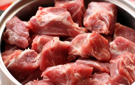 1. Этап. Шашлык из свинины с помидорами: 1. В первую очередь займемся мясом. Не очень большими кусочками (приблизительно сантиметров пять) нарезаем мясо. Срезаем с него весь лишний жир.