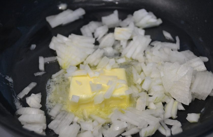 1. Этап. Говядина в перечном соусе: Мелко нарежьте оставшийся лук и слегка обжарьте в сковороде на смеси растительного и сливочного масла.