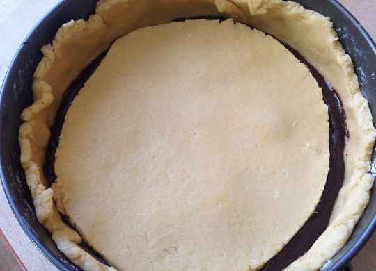 1. Этап. Песочный пирог с шоколадным кремом: 9. Раскатаем вторую часть теста и накрываем пирог. Затем загибаем бортики на верхний пласт теста.