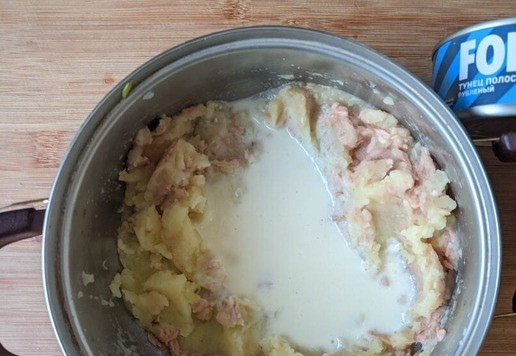 1. Этап. Запеканка из тунца А-ля Брандада: Нагреваем молоко вместе со сливками, добавляем к картофелю с тунцом.