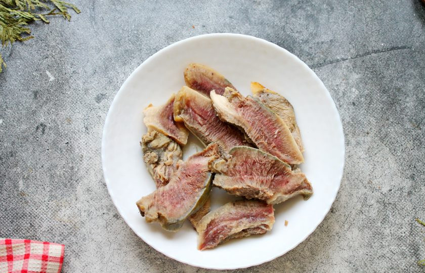 1. Этап. Говяжьи губы с овощами: Выложите губы в кастрюлю, залейте их холодной водой и доведите до кипения. Проварите их 10 минут, слейте бульон и промойте, сделайте так еще два раза. Промойте губы, в четвертый раз залейте субпродукт водой, посолите и варите на медленном огне под крышкой в течение 2-3 часов. Оставьте готовые губы в бульоне до полного остывания. Остывшие говяжьи губы нарежьте на плоские кусочки.