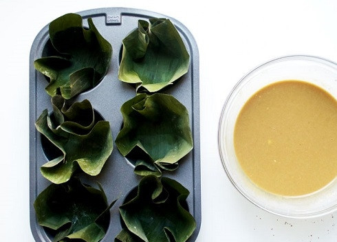 1. Этап. Бибинка: Можно испечь большой пирог, а можно использовать формочки для кексов. Банановые листы разрезаем и выстилаем ими формы для выпечки.