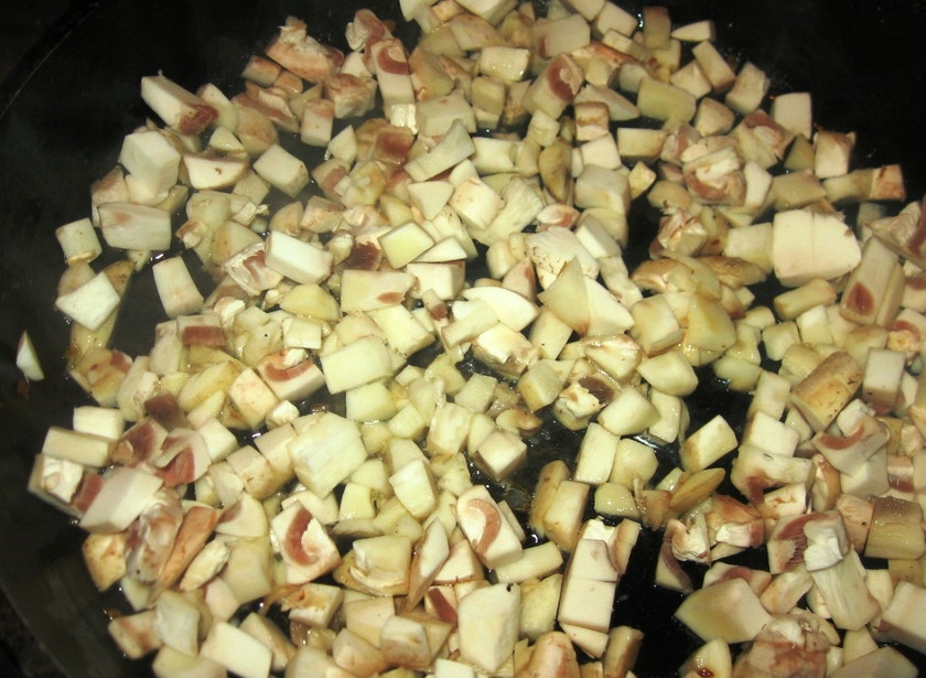 1. Этап. Котлеты по-белорусски: Обжарьте на сковороде лук с растительным маслом. После добавьте грибы, порезанные кубиком.