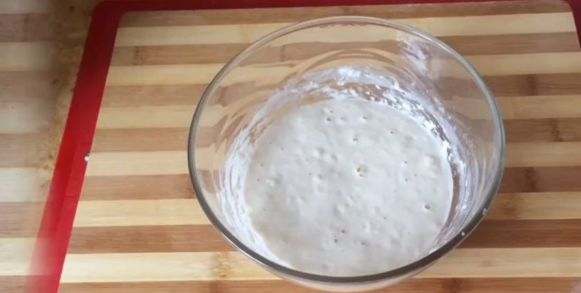 1. Этап. Пшенично-ржаной хлеб на закваске: Для приготовления закваски смешайте стартер с водой комнатной температуры и просеянной мукой. Накройте. Оставьте при комнатной температуре на 4-12 часов.