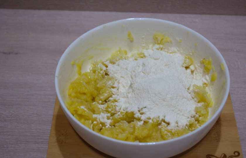 1. Этап. Ньокки с мясным соусом: 3. Добавьте муку и замесите тесто. Картофель хорошо клеится, но не забивайте мукой тесто. Картофель должен собраться в шар.