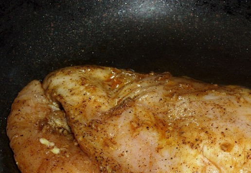 1. Этап. Кукурузно-морковный суп с курицей: Сковороду ставим на огонь. Хорошо разогреваем. Выкладываем замаринованную куриную грудку. Обжариваем 3 минуты на сильном огне. Затем накрываем сковороду крышкой, убавляем огонь и готовим куриное мясо еще 5 минут.