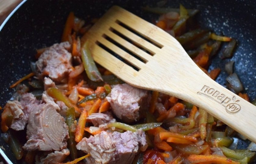 1. Этап. Солянка с тунцом Вкусняха: Добавьте филе тунца и 1/2 стакана бульона, перемешайте и готовьте в течение 2х минут.