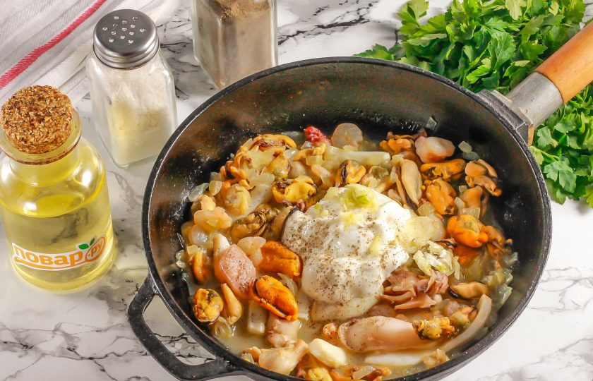 1. Этап. Морепродукты в чесночном соусе: Всыпьте соль и молотый черный перец. По желанию можно добавить другие пряности и специи, не перебивающие вкус морепродуктов.