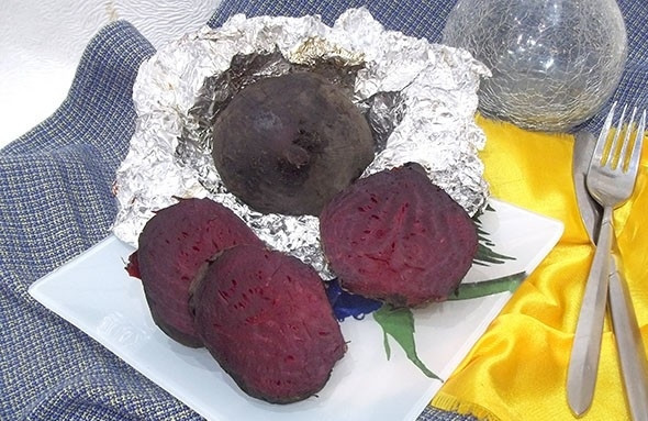 1. Этап. Печеная свекла: 5. Готовность проверяю зубочисткой, плод получается мягкий. Сразу не разворачиваю свеклу, а оставляю до полного остывания в фольге или рукаве. Готовый овощ нарезаю кусочками и подаю к столу как гарнир или использую для салата.