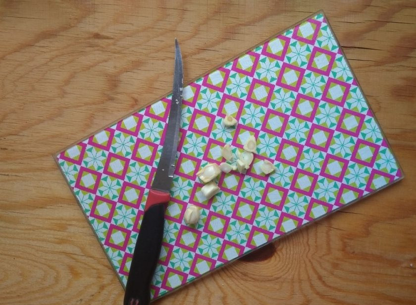 1. Этап. Филе индейки с чесноком в фольге: 2. Чеснок нарежьте пластинками.