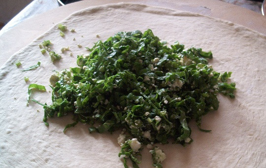 1. Этап. Осетинский пирог с зеленью: 3. Когда тесто хорошо подошло его можно разделить на 3 одинаковые части, каждую из которых нужно раскатать тонким пластом. В середину выложить треть начинки.