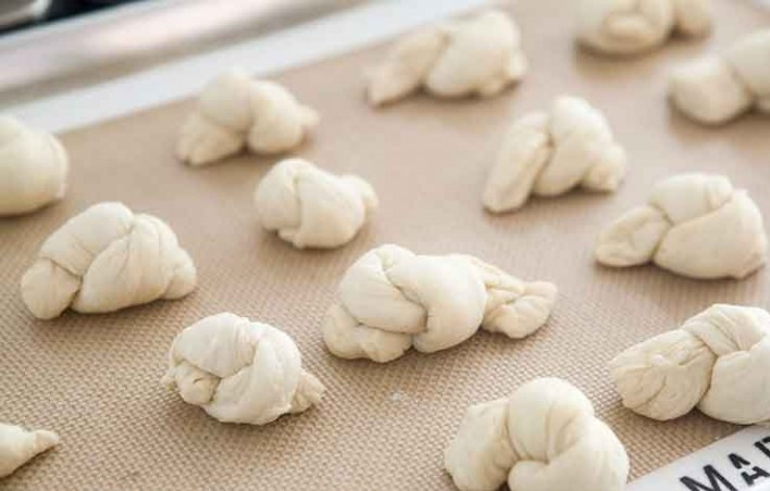 1. Этап. Чесночные узелки: 4. Выложите все узелки на противень с пергаментом.