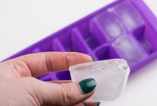 1. Этап. Клубничная Маргарита с лаймом: 2. Добавьте лед и взбейте все до однородности.