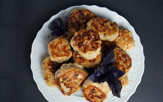 1. Этап. Котлеты по Дюкану: 5. Вот и весь секрет, как сделать котлеты по Дюкану. Подавайте их к столу с соусом или зеленью. Приятного аппетита!