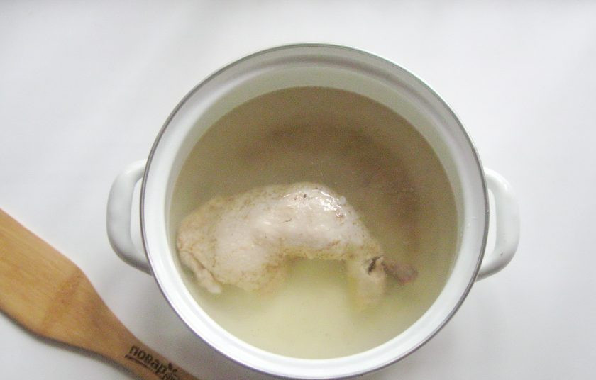 1. Этап. Солянка Ростовская: Куриный окорочок сварите до мягкости.