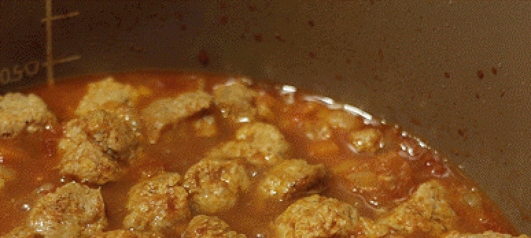 1. Этап. Соевое мясо в мультиварке: Заливаем ингредиенты водой, чтобы полностью их покрыть. Готовим в режиме 