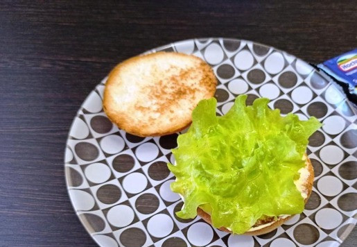 1. Этап. Бургер с запечёнными лесными грибами: Теперь собираем бургер. Соус я приготовила, смешав сметану и горчицу. Булочку разрезать пополам и подсушить на сухой сковороде. Смазать сметанным соусом, положить лист салата...