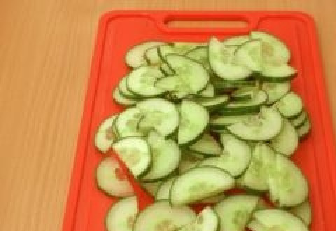 1. Этап. Греческий салат с пекинской капустой: Огурцы вымыть, обсушить и нарезать 