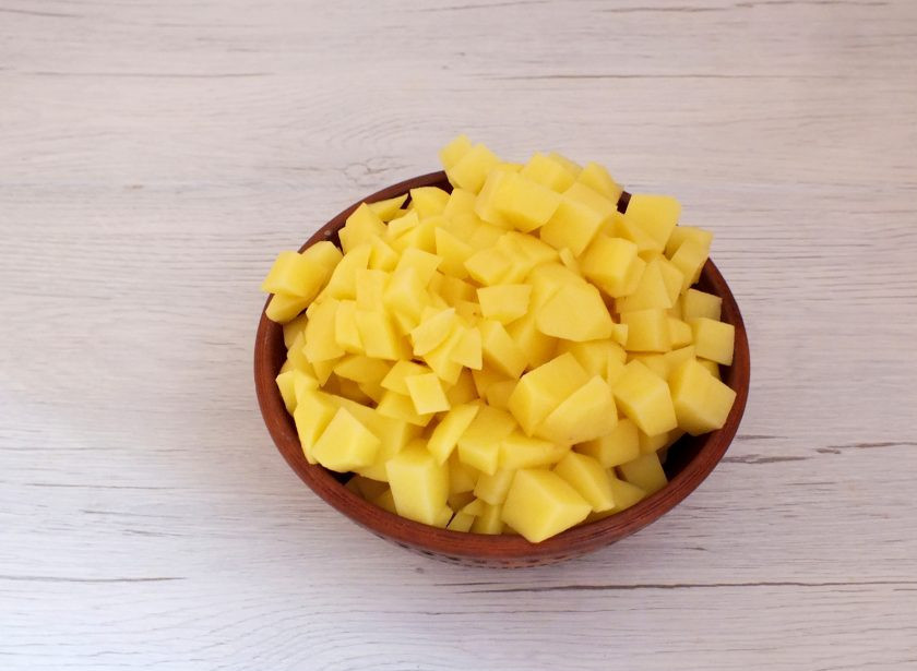 1. Этап. Чечевичный суп с говядиной: Почистите картофель и нарежьте средним кубиком.