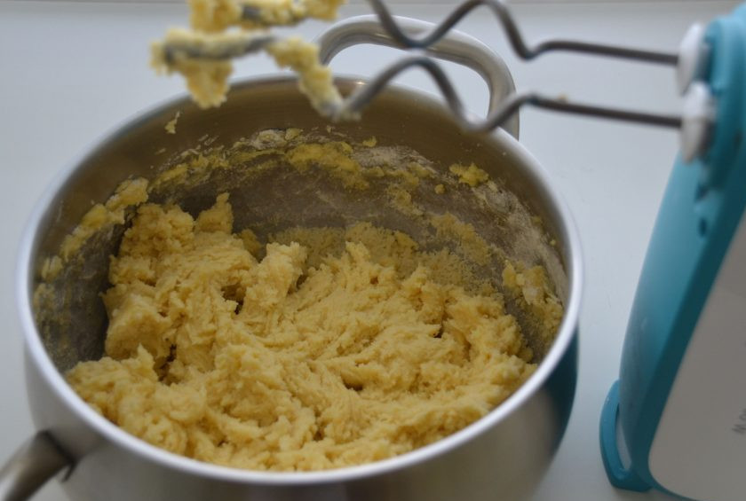 1. Этап. Пирог с грушами и сливами: Взбейте масляную смесь, добавьте мучную смесь, замесите тесто.