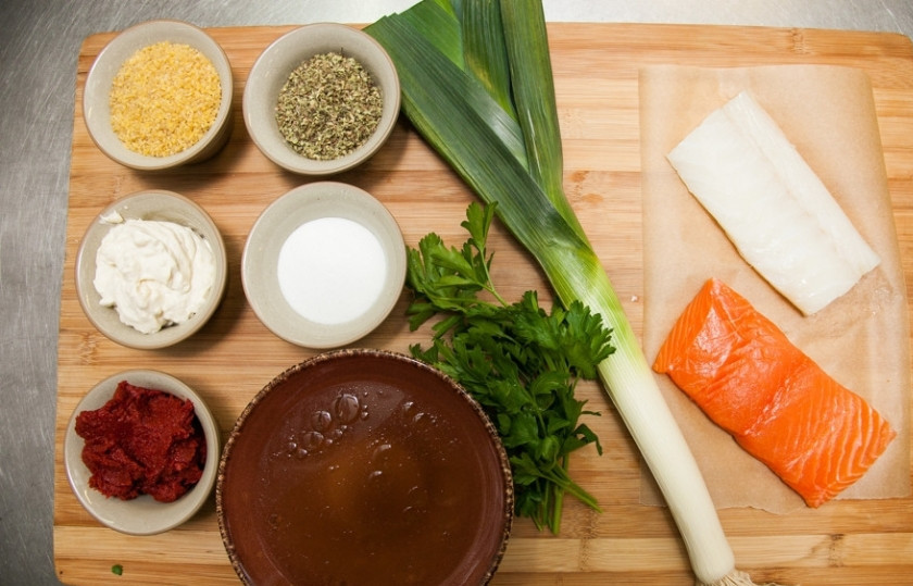 1. Этап. Суп турецкий с булгуром: Подготовьте для начала ингредиенты. Залейте рыбные кости водой, добавьте корень петрушки, морковку и лук. Варите 40 минут после закипания. Готовый бульон процедите.