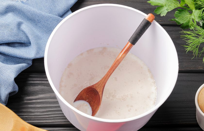 1. Этап. Беляши из дрожжевого теста в духовке: Соедините тёплое молоко, сахар и дрожжи. Перемешайте и дайте постоять 10 минут.