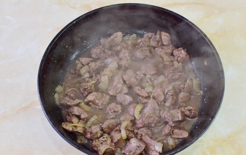 1. Этап. Куриная печень с макаронами: Когда печень изменила цвет добавьте немного соли и специи. Накройте сковороду крышкой и тушите на небольшом огне 7-10 минут.