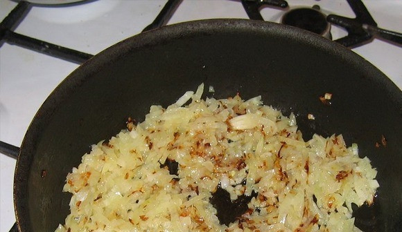 1. Этап. Печеночный торт классический: Теперь все то же самое нужно проделать и с луком. Репчатый лучок очистите от шелухи, мелко нарубите и обжарьте на отдельной сковородке до золотистого цвета.