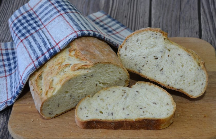 1. Этап. Хлеб на кефире на дрожжах: Хлеб получился ароматный, хрустящий, семена льна добавляют выпечке привлекательности. От души рекомендую попробовать испечь такой хлеб.