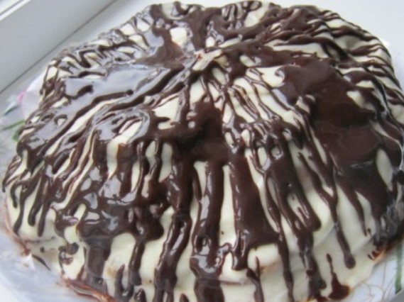 1. Этап. Торт из шоколадных пряников: Ингредиенты для глазури следует поставить на водяную баню до полного растворения. Полить сформированный торт глазурью.