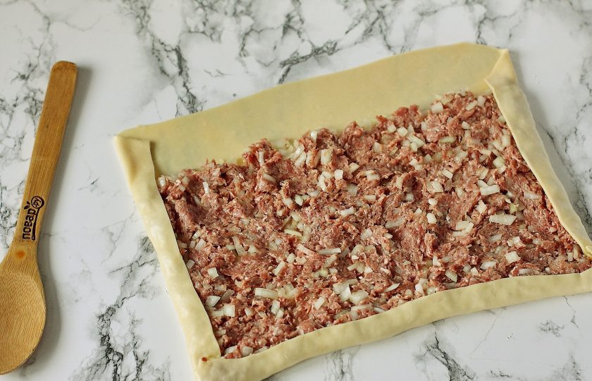 1. Этап. Ханум в мультиварке: Сверху равномерно распределите фарш, немного отступив от одного края. Подверните края с трех остальных сторон.