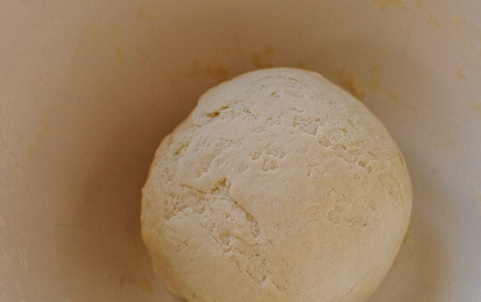 1. Этап. Жаренные китайские пельмени: Муку подсолите, влейте воду и замесите крутое тесто. Помесите его в течении 10 минут, накройте полотенцем и дайте ему отдохнуть 1 час.