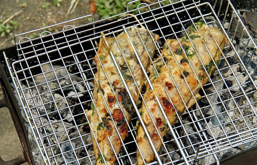 1. Этап. Минтай на гриле: Жарьте над раскаленными углями периодически переворачивая до готовности.