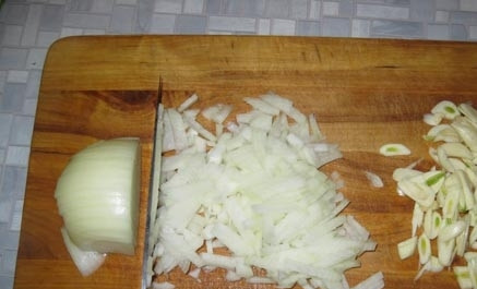 1. Этап. Запеченные свиные ребрышки: 2. Мелко нарезаем лук и чеснок.