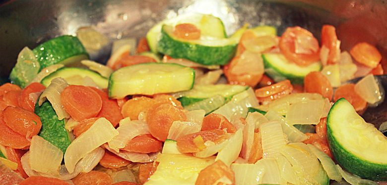 1. Этап. Кабачки по-египетски: 2. Овощи режем средними кусочками и на растительном масле обжариваем 5 минут. Можно это делать в той же сковороде, где жарилась курица.