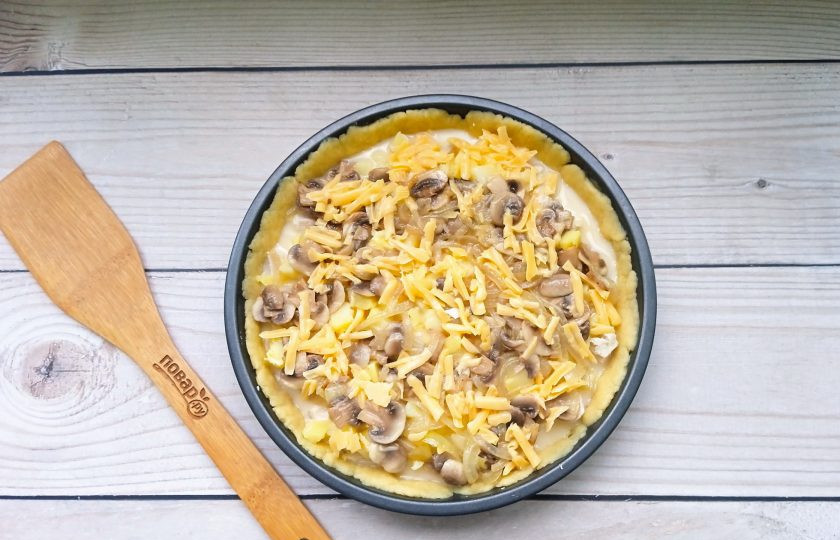 1. Этап. Киш с индейкой, грибами и картошкой: Приготовленной смесью залейте киш и отправьте в духовку, заранее разогретую до 175-180 градусов.