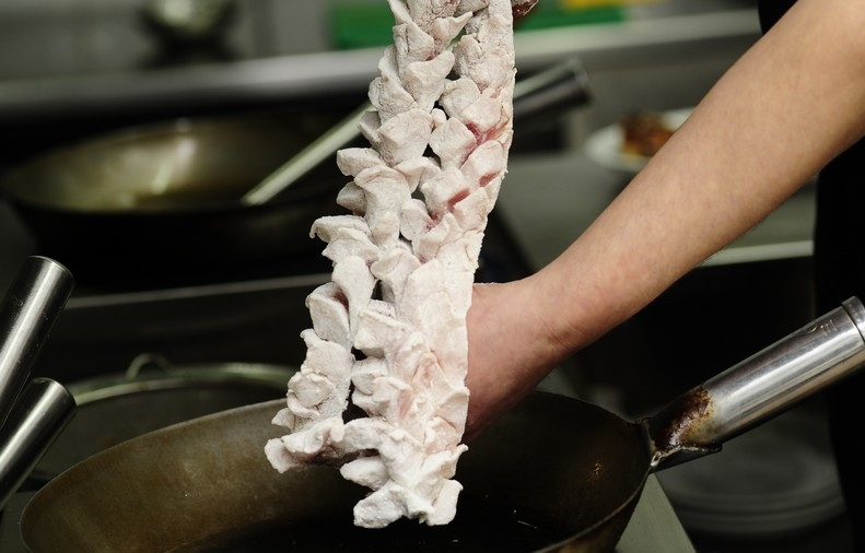 1. Этап. Карп по-китайски: 5. Налейте в сковороду с высокими бортами масло. Его должно быть действительно много. Разогрейте масло как следует, выложите в него рыбу. Карп по-китайски в домашних условиях должен быть обжарен на среднем огне до румяной корочки.